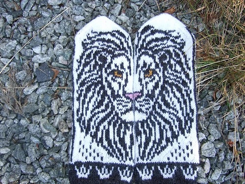 Lion mittens